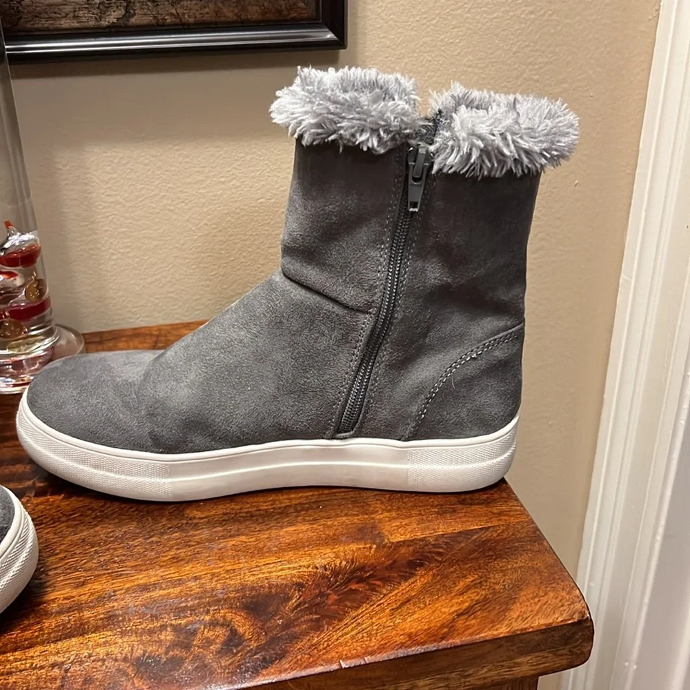 Mia Womens Merion Gray Faux Suede Boots in Size 7.5, EUC